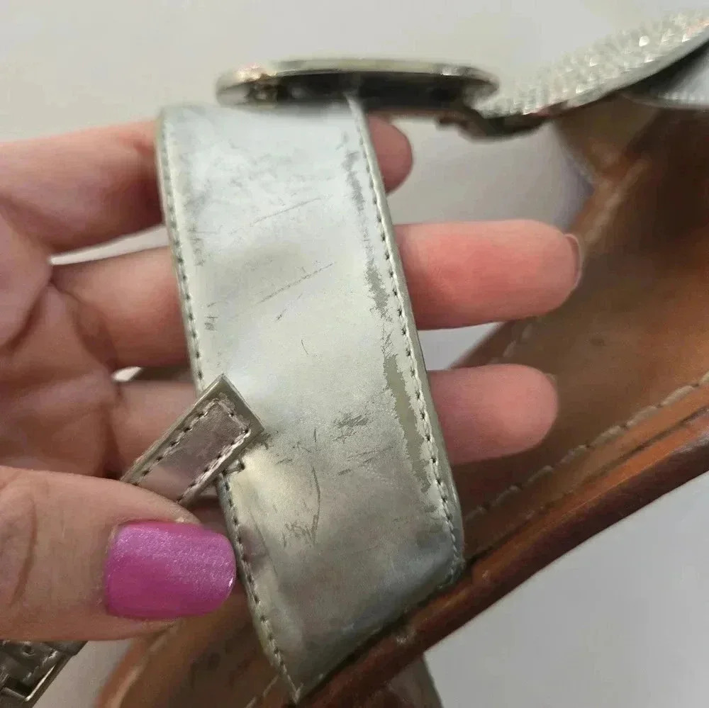 Kate Spade bee silver sandals with rhinestone leather sole detail sz 7 - Picture 8 of 9